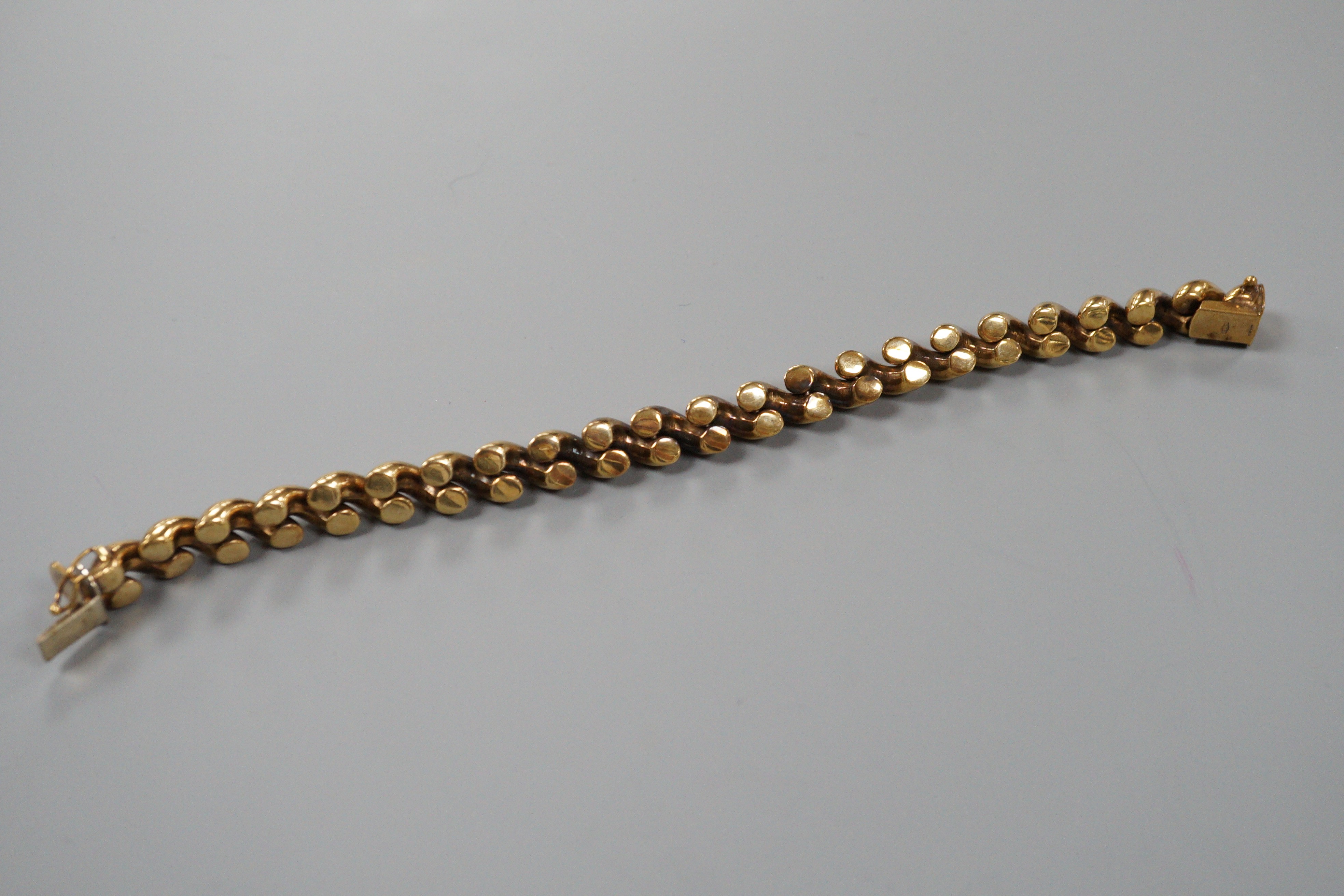 A 375 yellow metal hollow link bracelet, 18.5cm, 21.9 grams.